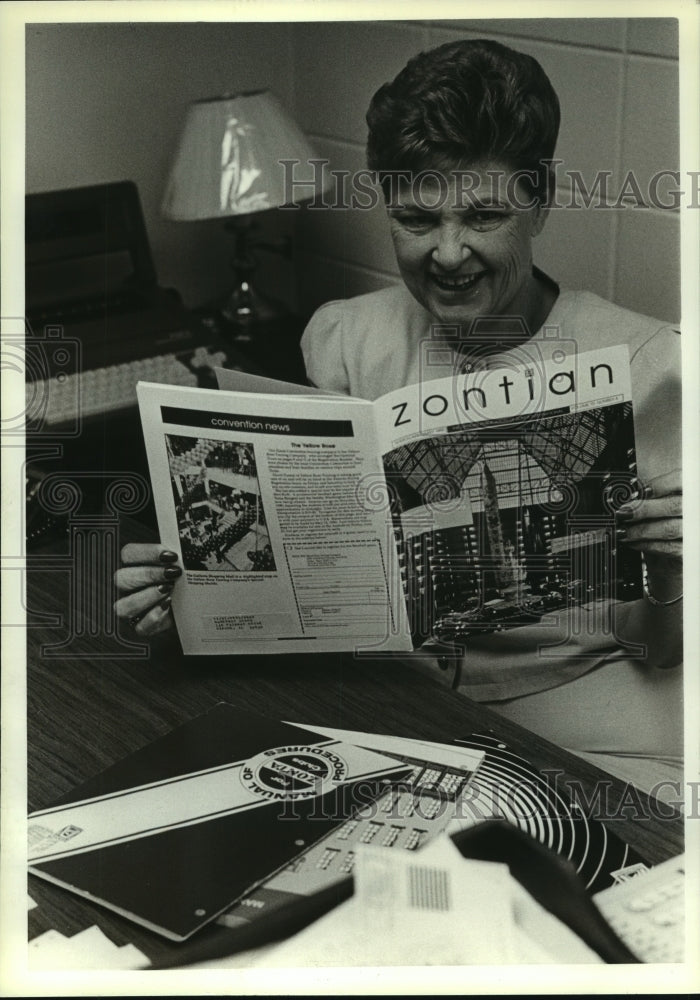 1990 Press Photo Dr. Rosemary Adams holds Zontian magazine in Alabama- Historic Images