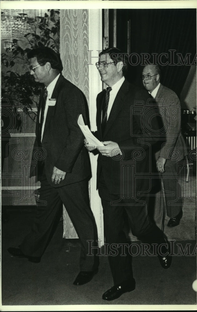 1986 Press Photo Charles Graddick walks in hallway in Alabama - Historic Images