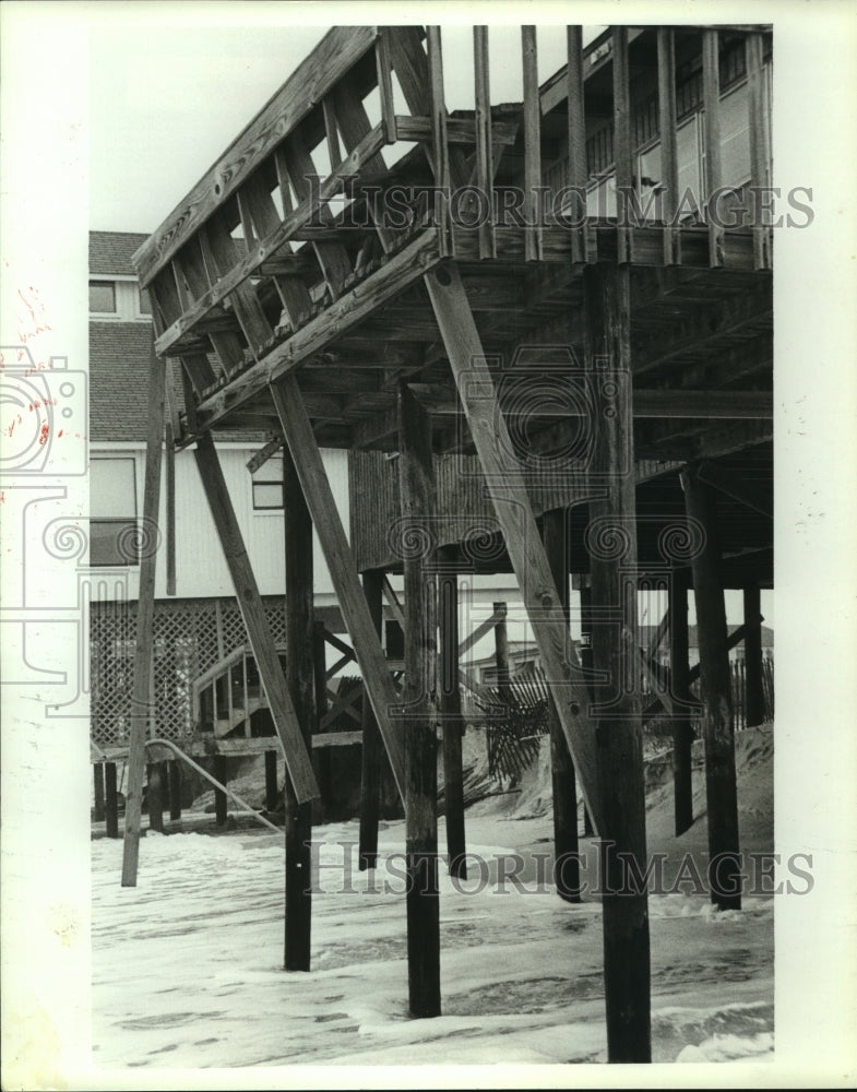 1991 Press Photo Flooding under porch in Gulf Shores, Alabama - Historic Images