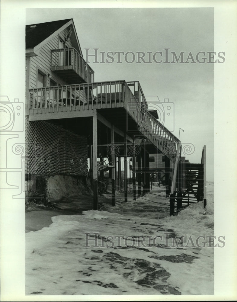 1991 Press Photo Tides cause erosion under home in Gulf Shores, Alabama - Historic Images