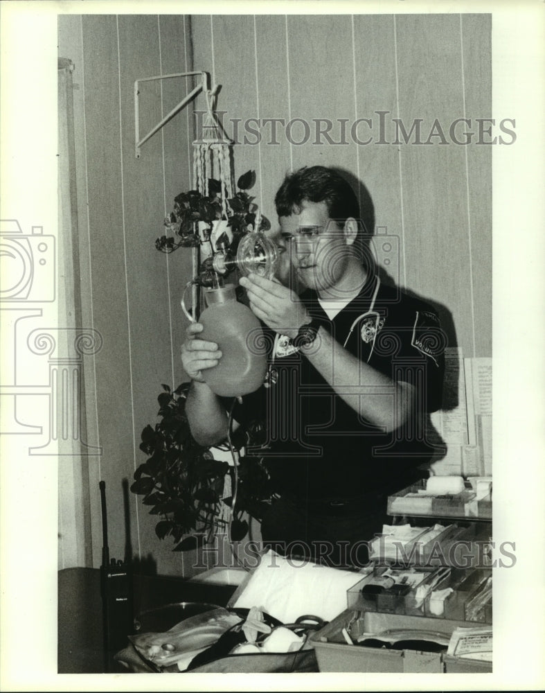 1990 Press Photo EMS student Michael Holmes checks supplies in Alabama - Historic Images