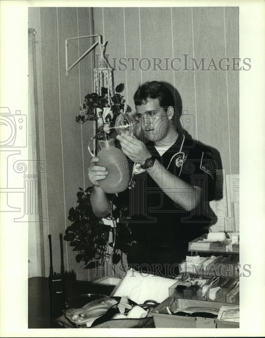 1990 Press Photo EMS student Michael Holmes checks supplies in Alabama - Historic Images