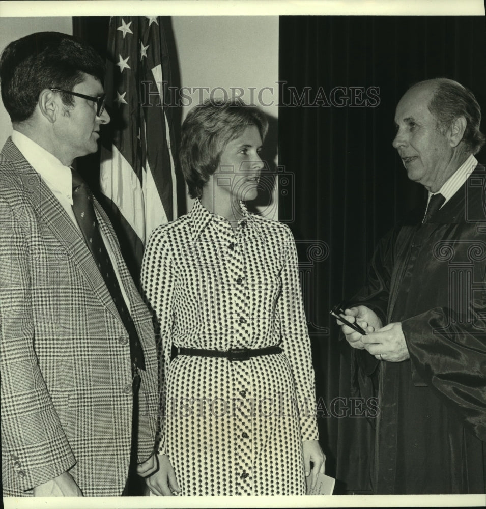 1977 Press Photo Virginia Smith Granade talks to judge in Alabama - Historic Images