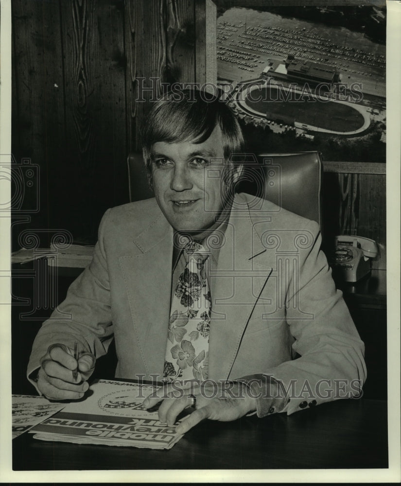 1976 Press Photo Mobile Greyhound Park employee John Anson in Alabama - Historic Images