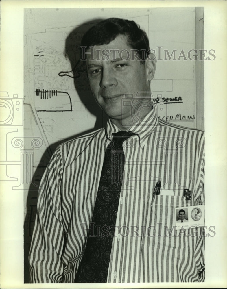 1990 Press Photo Daphne, Alabama city manager David Arnold by city map- Historic Images