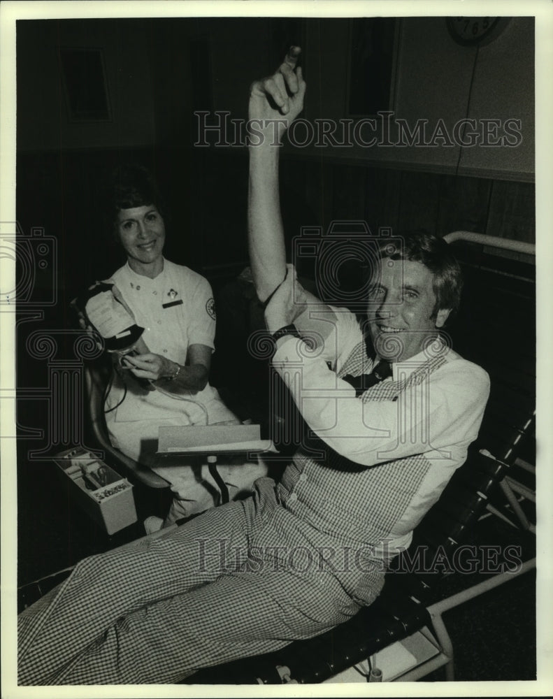 1982 Press Photo Earl Andrews gives blood with technician, Alabama- Historic Images