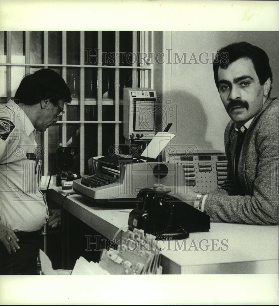 1985 Press Photo Samer Mohammed Tayssir Akil at police station in Alabama - Historic Images