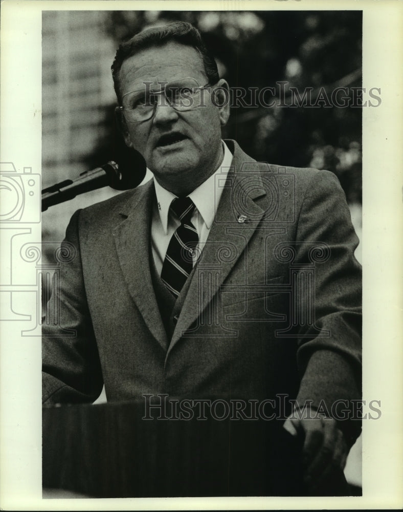 1986 Press Photo Vice President of ALF-CIO James Albright speaks in Alabama - Historic Images