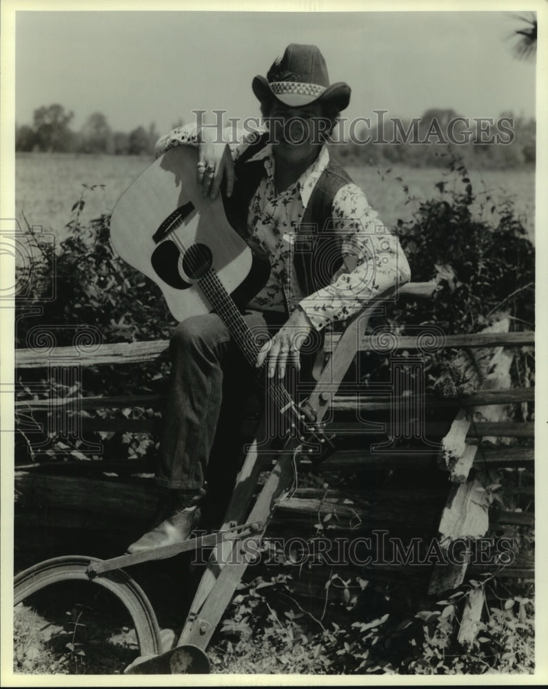 1981 Press Photo Singer Bob Aldan-Jackson sits on fence - amra01177- Historic Images