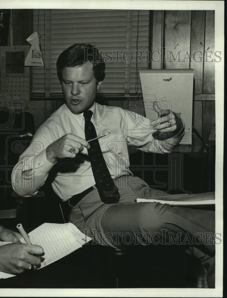 1981 Press Photo General Motors Public Relations worker David Andersen - Historic Images