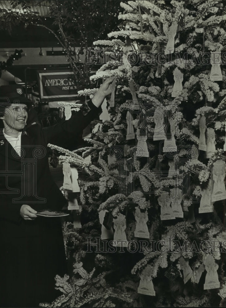 1988 Press Photo Mrs. Major H.Gonzalez, Salvation Army, Angel Tree Ornaments- Historic Images