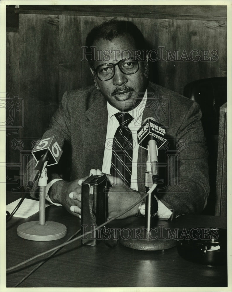 1982 Press Photo Supreme Court Justice Oscar William Adams Jr. Speaks to Press
- Historic Images