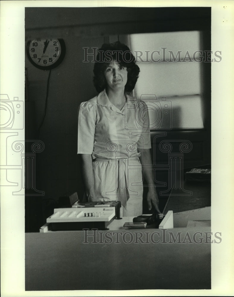 1986 Press Photo Postmaster Linda Butts, Frankville, Alabama- Historic Images