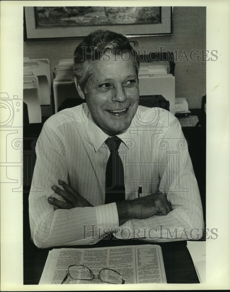 1985 Press Photo University of South Alabama director Dr. Charles Baugh at desk- Historic Images