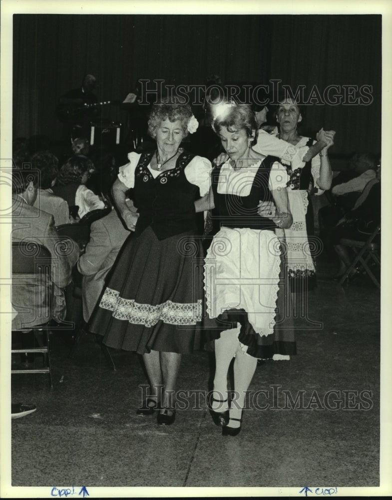 1986 Press Photo Women in Costume Dancing During Baldwin Ethnic Heritage Day- Historic Images