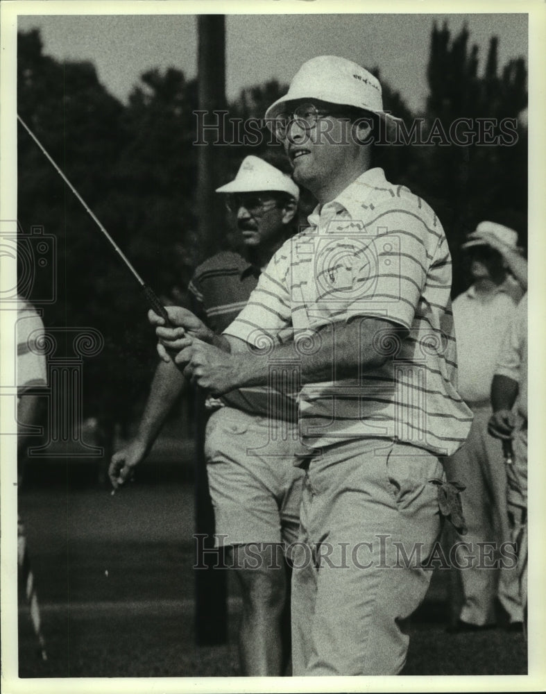1988 Press Photo Richard Jeffers plays Golf in Closeup - amra01505- Historic Images