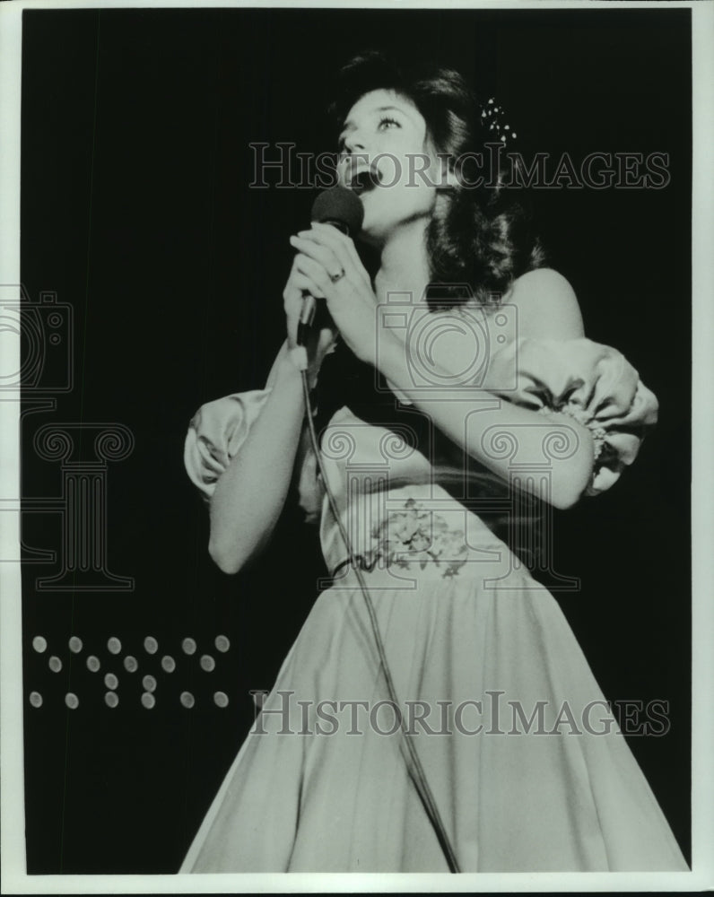 1980 Press Photo Julie Bryan sings at Alabama event - amra01551- Historic Images