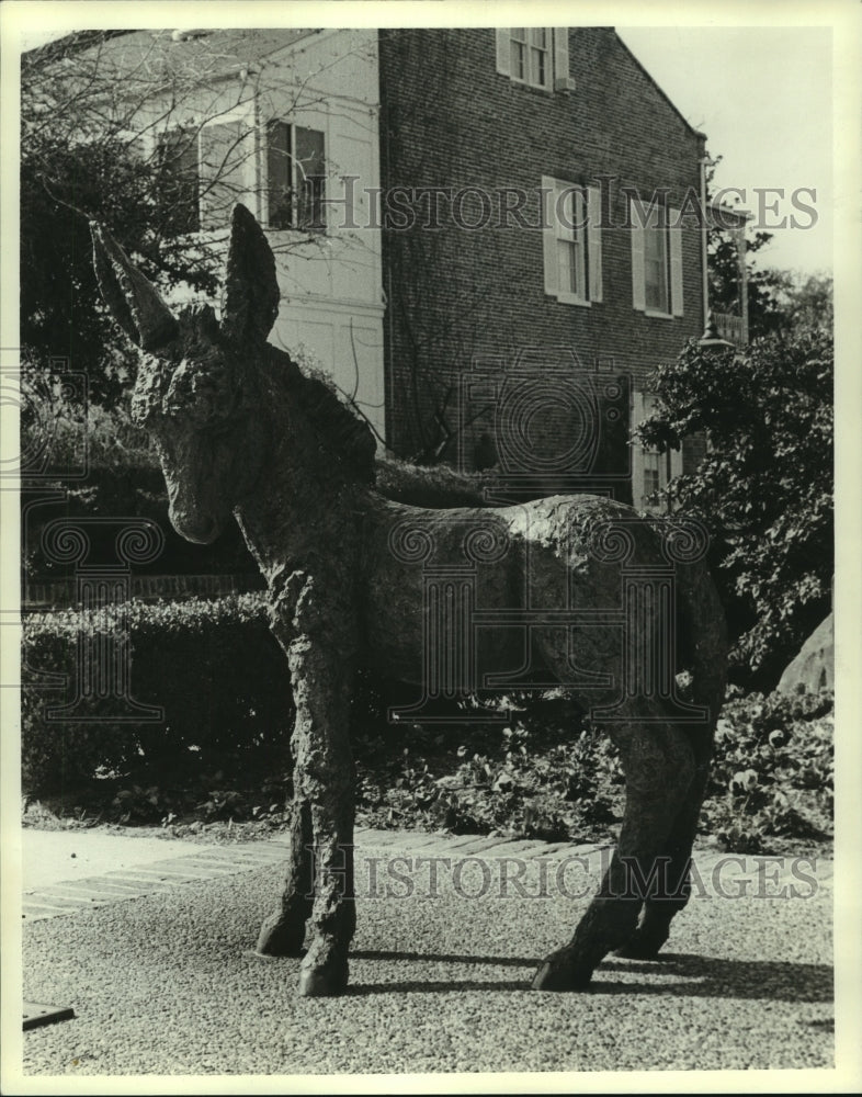 1982 Press Photo Statue of Burro at Spanish Plaza in Mobile, Alabama- Historic Images