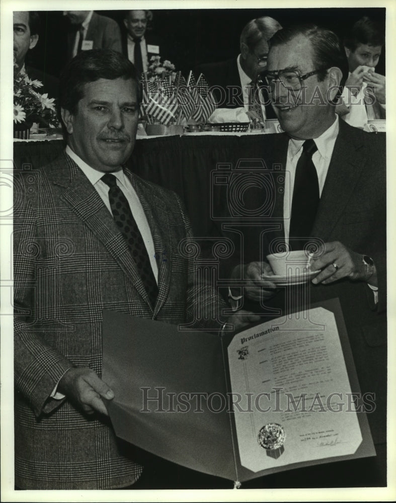 1990 Press Photo Mayor Mike Dow and William Kanaga holds proclamation in Alabama- Historic Images