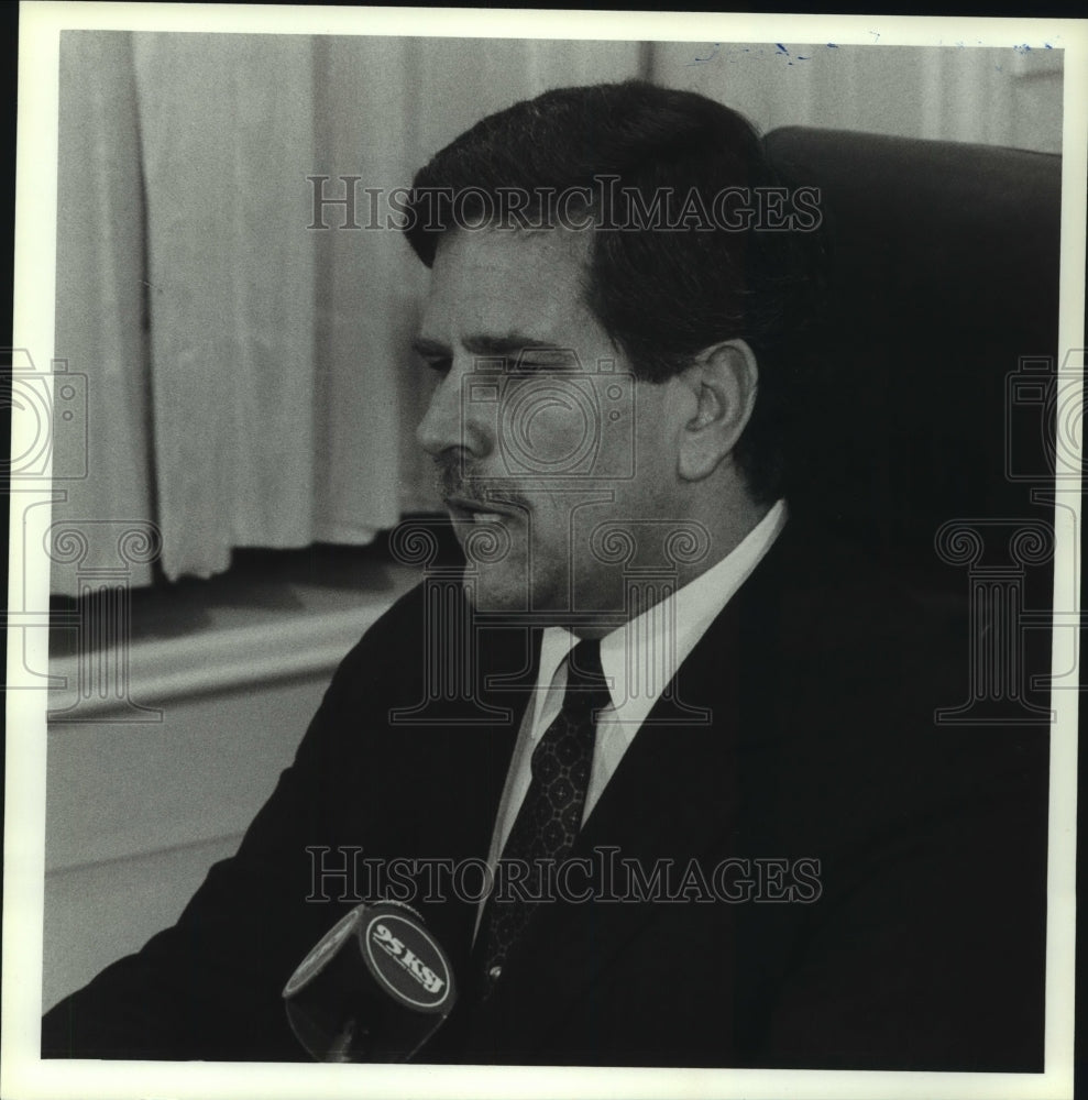 1990 Press Photo Mike Dow speaks to press in Alabama- Historic Images