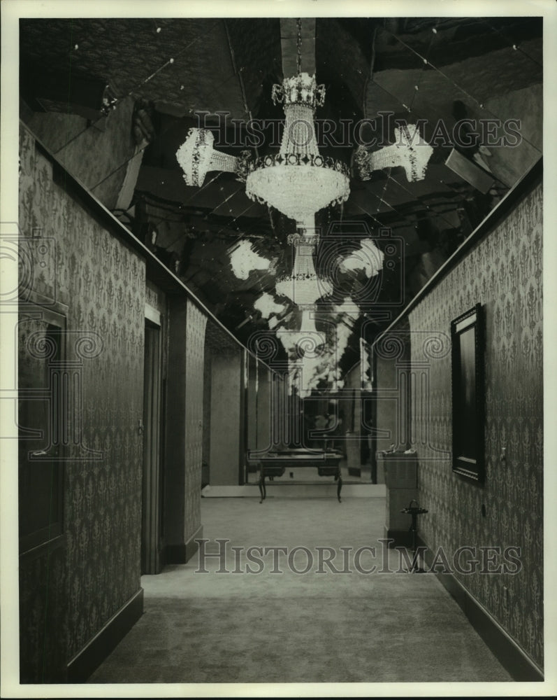 Load image into Gallery viewer, 1974 Press Photo Empress chandelier in hallway of building in Alabama

