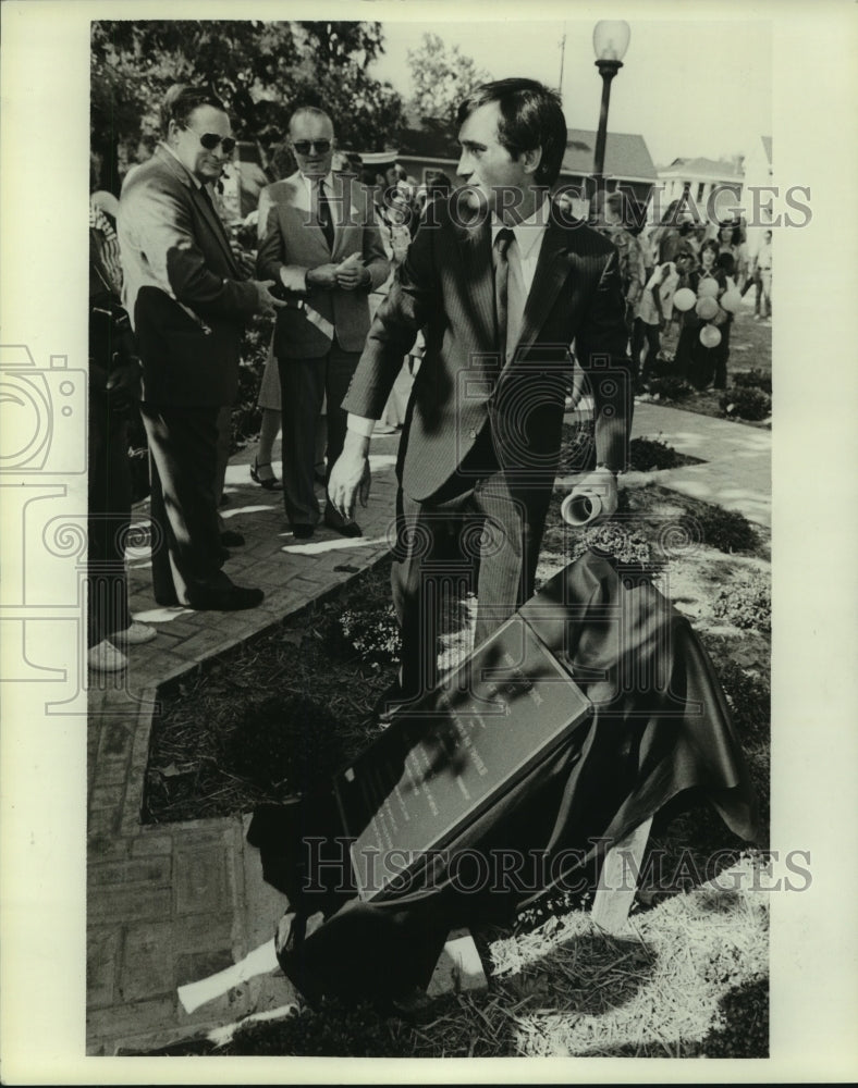 1983 Press Photo Crowd surrounds plaque at British Faire in Alabama - Historic Images