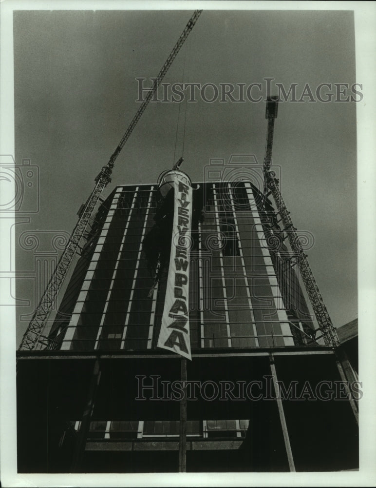 1984 Press Photo Installing signals atop Stoufferâ€™s Riverview Plaza in Alabama - Historic Images