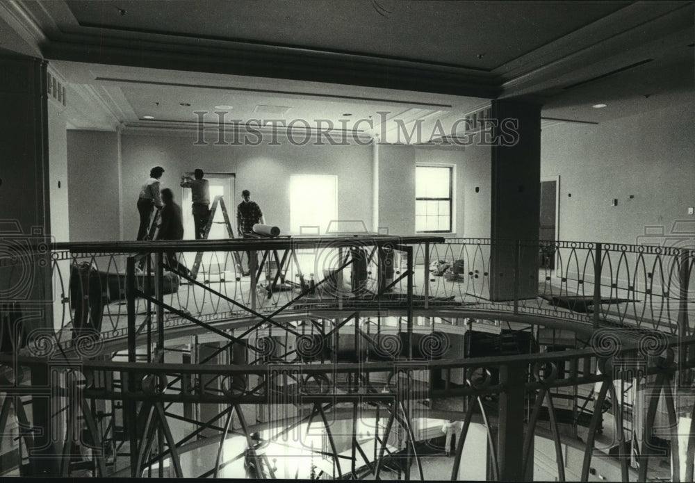 1984 Press Photo Construction workers inside Admiral Semmes hotel in Alabama - Historic Images