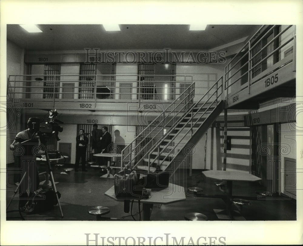 1984 Press Photo Cameraman filming inside new county jail in Alabama - Historic Images