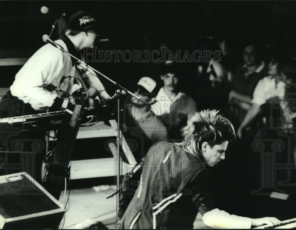 1986 Press Photo Club MTV Information Society performance, Alabama - amra02138- Historic Images