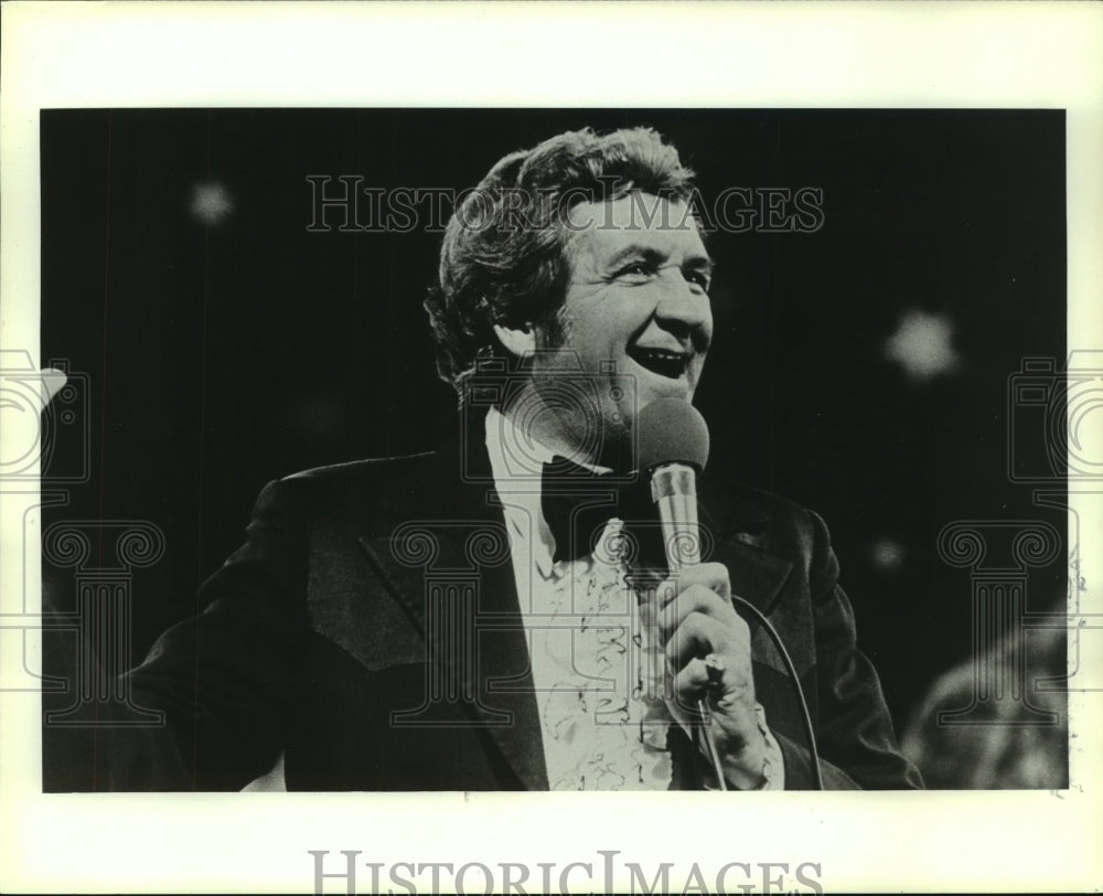 1988 Press Photo George Lindsay entertains at event- Historic Images