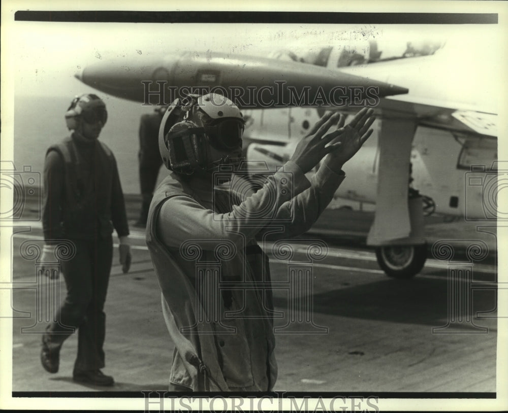 1983 Press Photo Navy aircraft director Tammy Symonds aboard ship- Historic Images