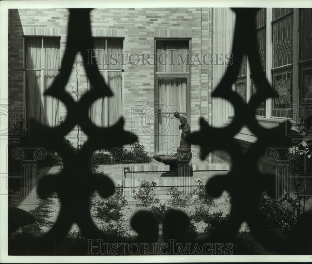 1966 Press Photo Looking at Courtyard Through Gate, Central Presbyterian Church- Historic Images