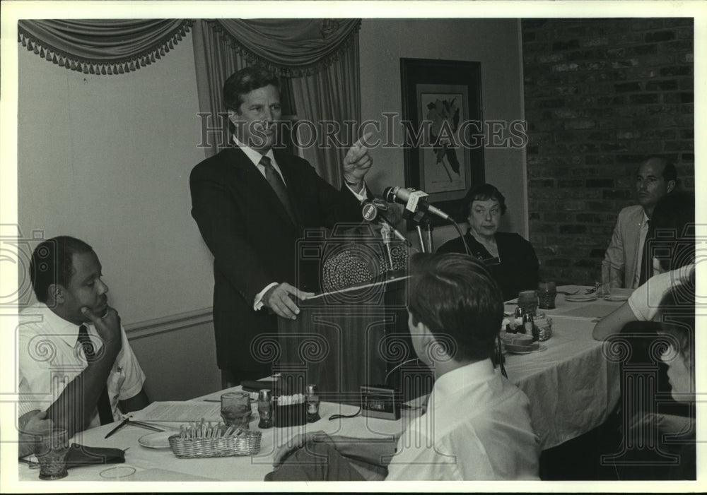 1989 Press Photo Mike Dow speaks at event in Alabama - Historic Images