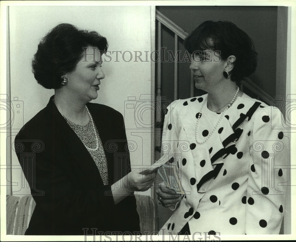 1990 Press Photo Patsy Dow talking with a guest, Alabama- Historic Images