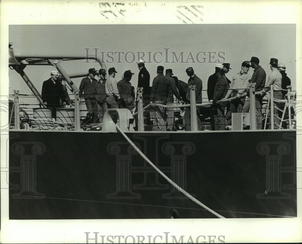 1989 Press Photo Sailers holding rope on USS Wisconsin in Alabama - Historic Images