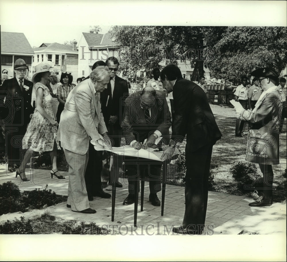 1982 Press Photo Crowd attends dedication ceremony at British Faire in Alabama - Historic Images