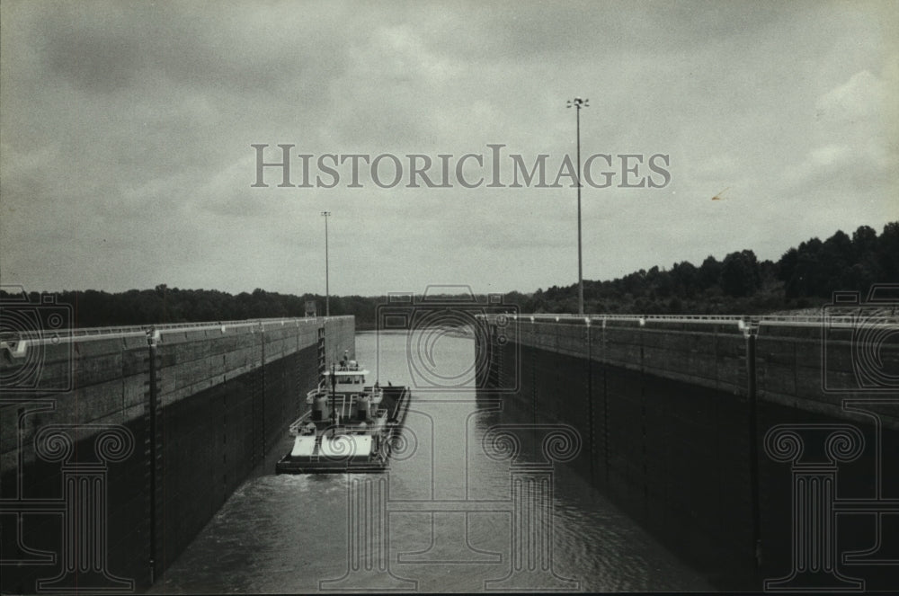 1988 Press Photo Boat passes through locks on Tenn-Tom - amra02373- Historic Images