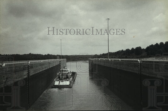 1988 Press Photo Boat passes through locks on Tenn-Tom - amra02373- Historic Images