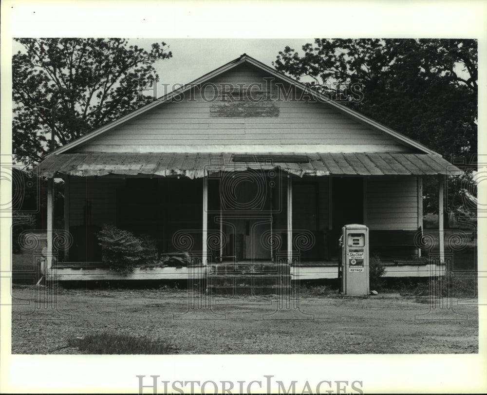 1988 Press Photo Closed Building with Texaco Gas Pump in Wilcox, Alabama- Historic Images