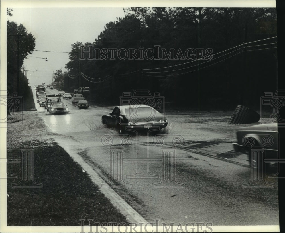 1978 Press Photo Cars drive through flooded road in Alabama - Historic Images