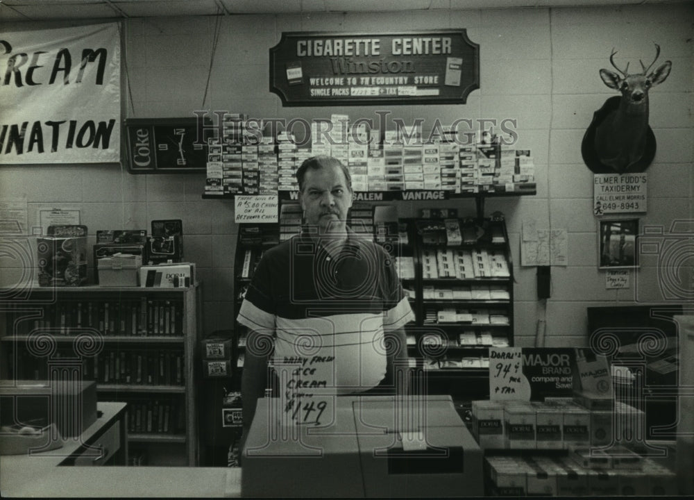 1987 Press Photo Tanner Williams in store in Alabama - Historic Images