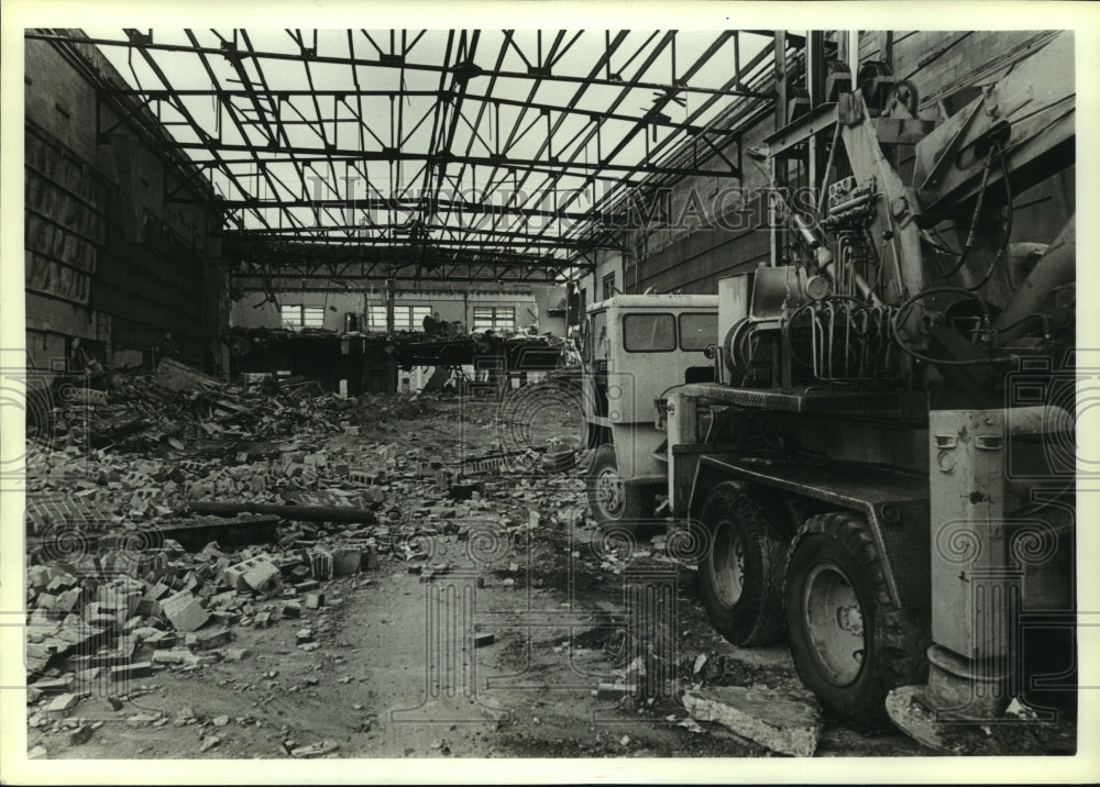 1984 Press Photo Demolition of downtown theater in Alabama - Historic Images