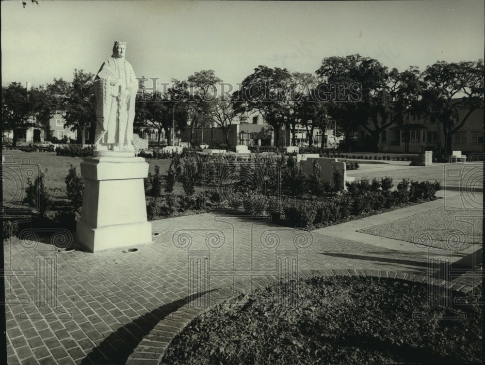 1968 Press Photo A statue in the Spanish Plaza, Alabama - amra02536- Historic Images