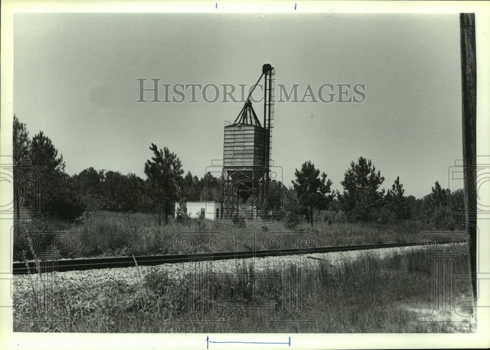 1987 Press Photo Silo as Seen Across Railroad Tracks in Yarbo, Alabama- Historic Images