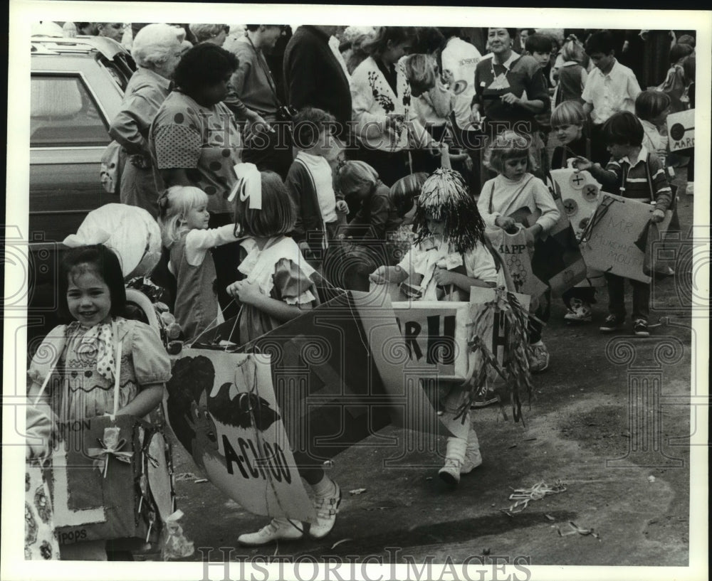 1991 Press Photo Children&#39;s Mardi Gras parade, Alabama- Historic Images