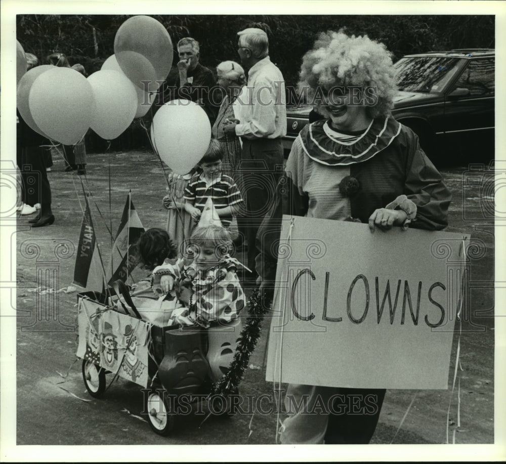 1991 Press Photo Clowns in the Mardi Gras Parade, Alabama- Historic Images