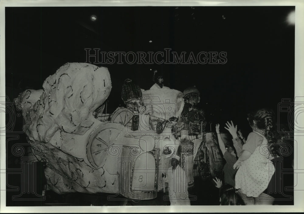 1992 Press Photo Scotsman's Dream float in Mardi Gras parade, Alabama- Historic Images