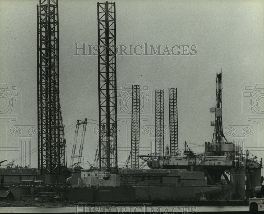 1989 Press Photo Ships in for Repairs- Historic Images