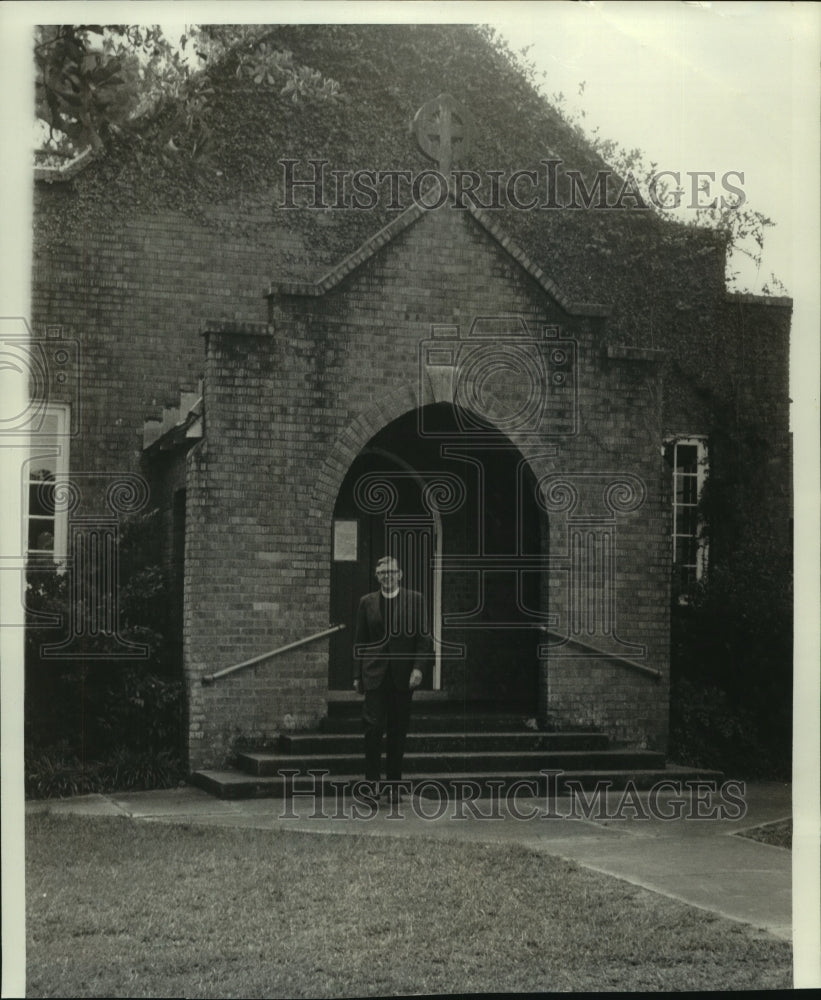 1978 Press Photo Reverend by St. Peter&#39;s Episcopal Church in Bon Secour, Alabama- Historic Images